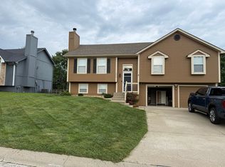 2216 NE Maybrook Dr, Blue Springs, MO 64029