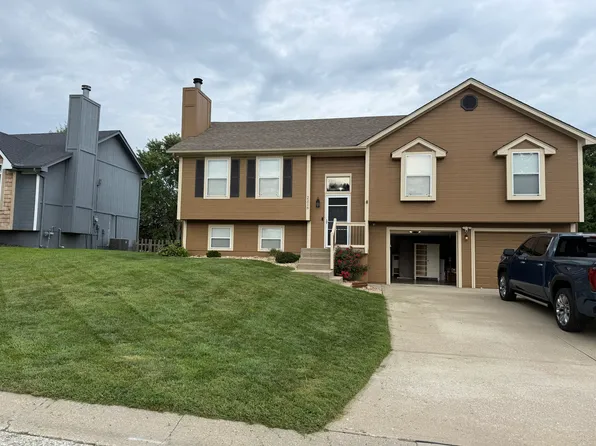 2216 NE Maybrook Dr, Blue Springs, MO 64029