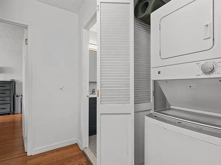 3220 Fairfield Ave #4D — Photo 8