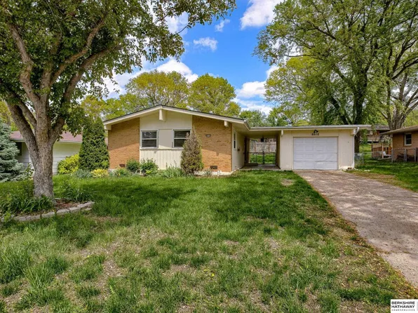 8516 Templeton Dr, Omaha, NE 68134