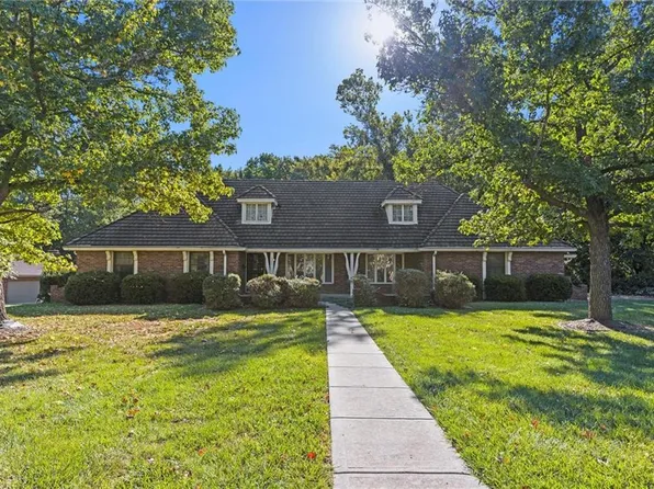 2001 NE 68th St, Gladstone, MO 64118