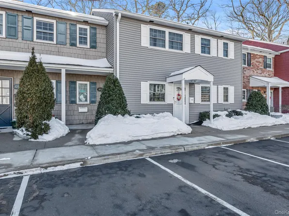 1055 Village Drive #1055, Hauppauge, NY 11788