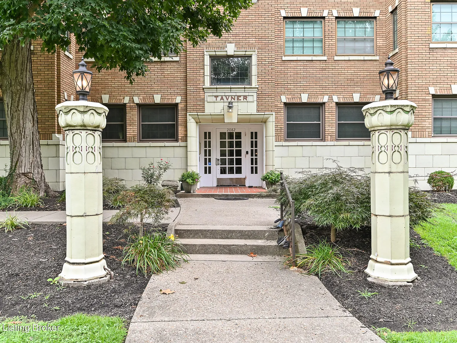1 bed, 1.0 bath, 768 sqft, $1,200 — Photo 2