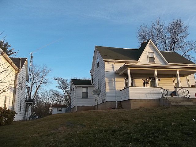 1st image of 423 E 4th St