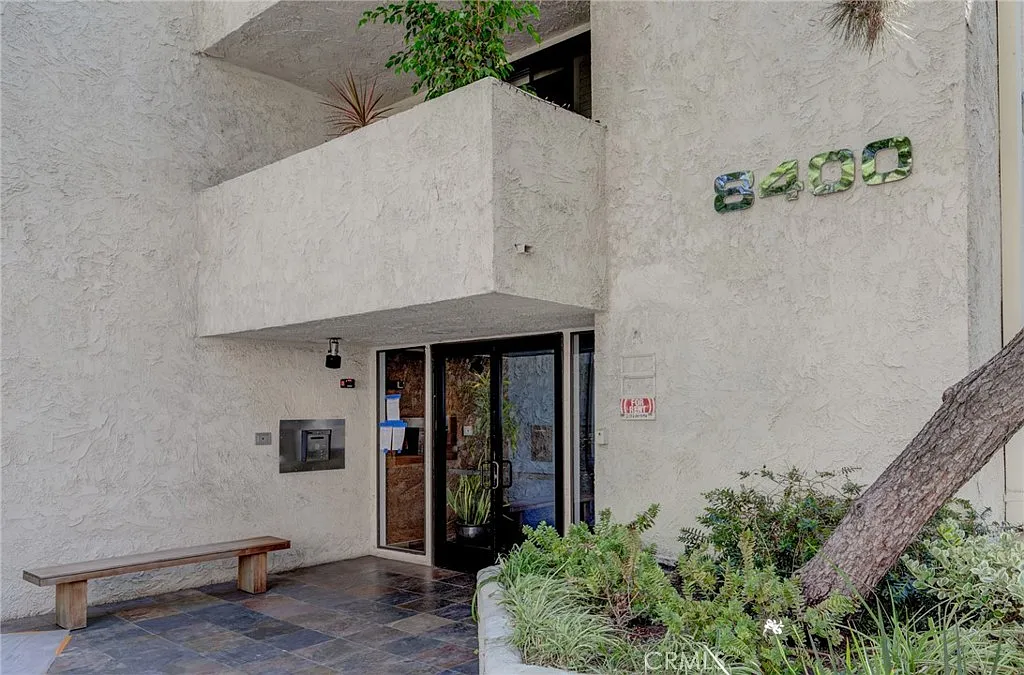 Building Photo - 8400 De Longpre Ave #205