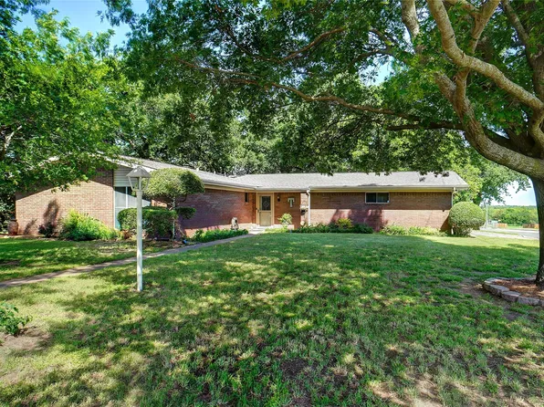 1512 Hulme St, Bowie, TX 76230