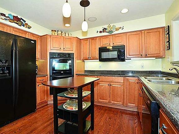 5th image of 320 Marshall Heights Dr