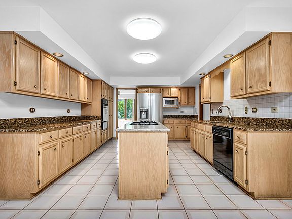 5th image of 16800 Pineview Dr