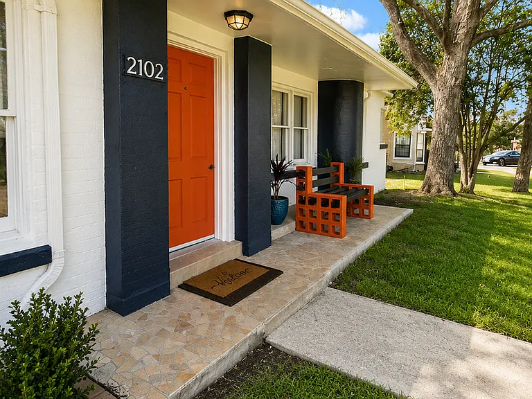2102 W Mistletoe Ave — Photo 2
