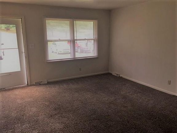 3rd image of 833 E Main St