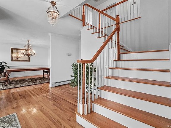 4th image of 10 Country Woods Dr