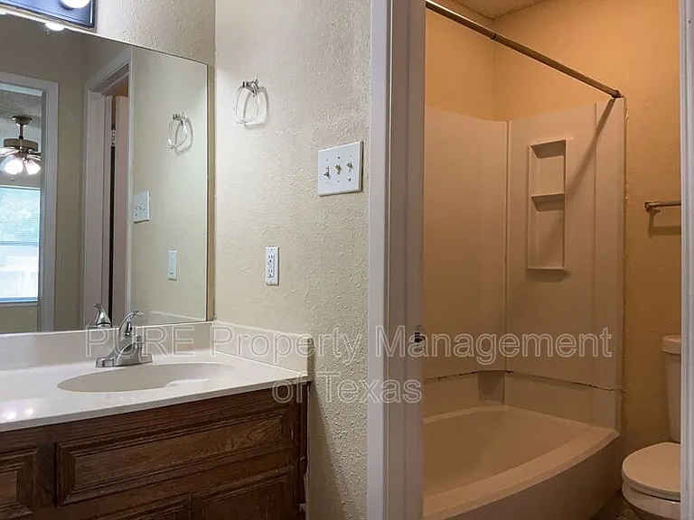 604 Country Aire Dr #B — Photo 25