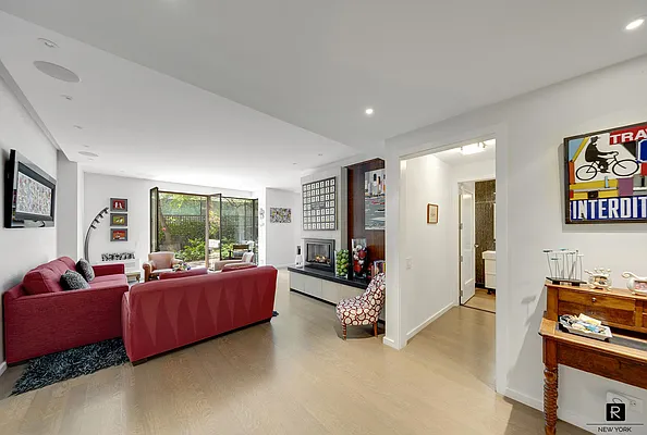 Sold by R New York | media 20