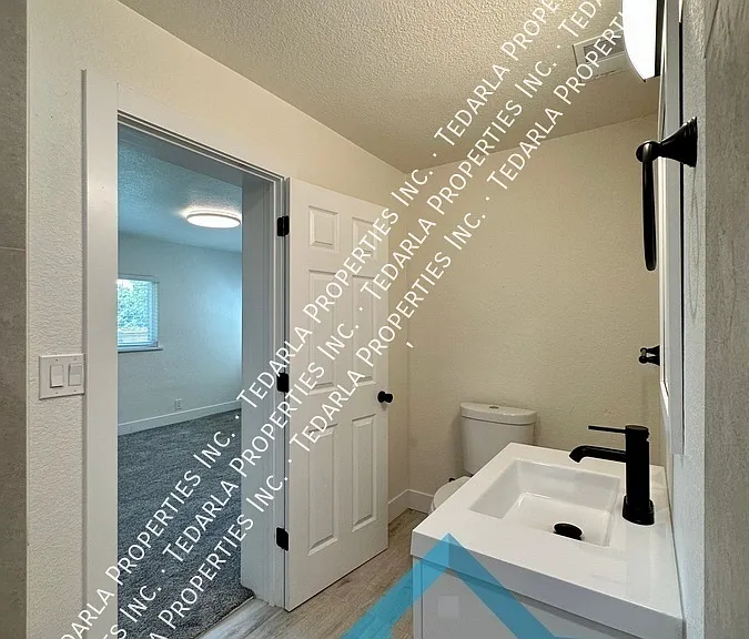 1070 S Irving St — Photo 12