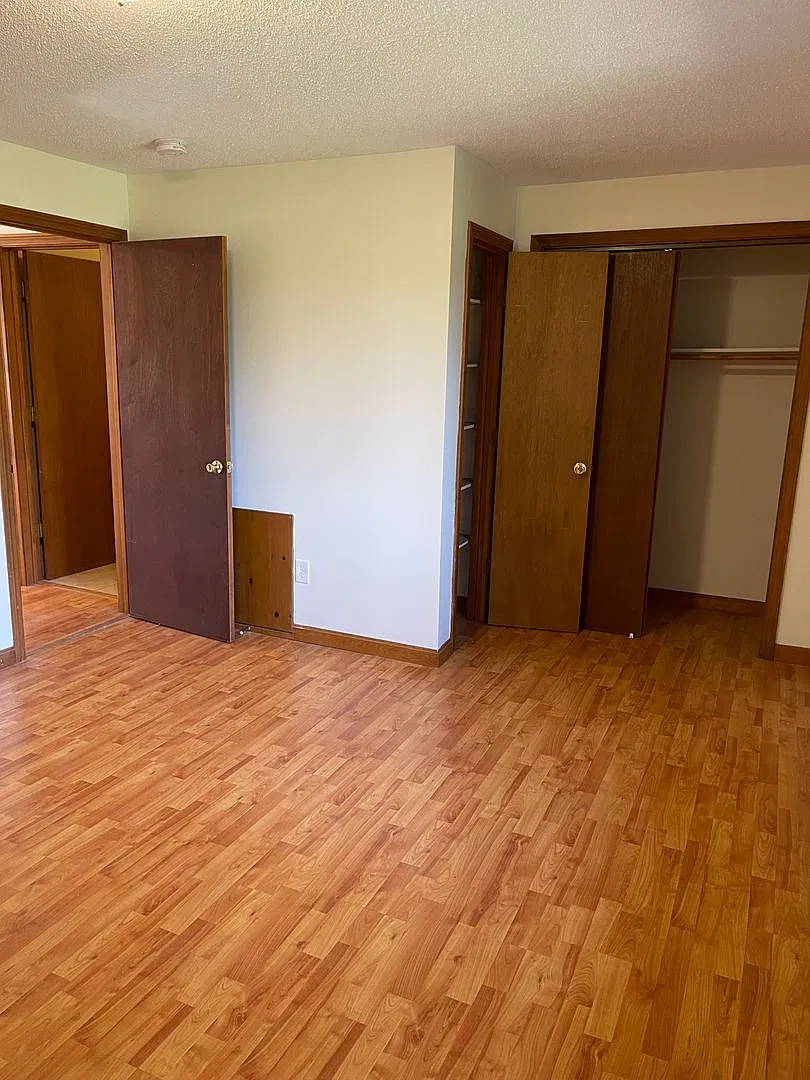 Wolf Den Apartments — Photo 2
