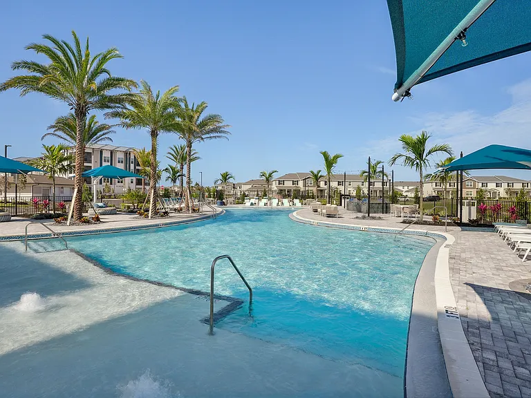 Relaxing Saltwater Pool with Wi-Fi, Sun Shelves & Grill Areas