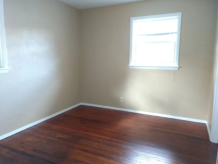 302 W Locust St — Photo 3