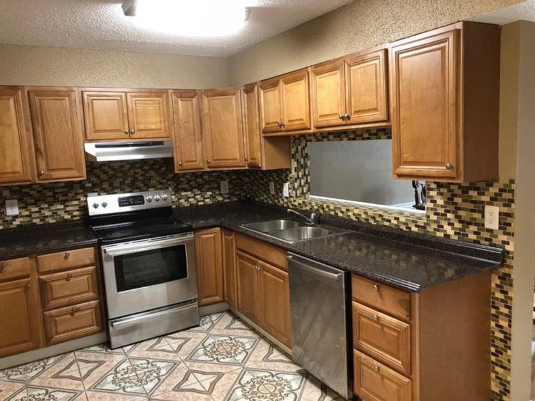 712 Seasons Pkwy — Photo 9