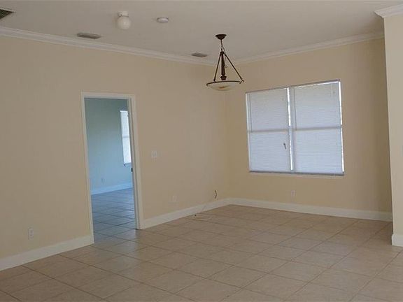 4th image of 909 Tena Ave N