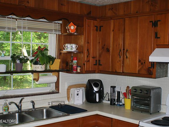 3rd image of 310 Cardinal St