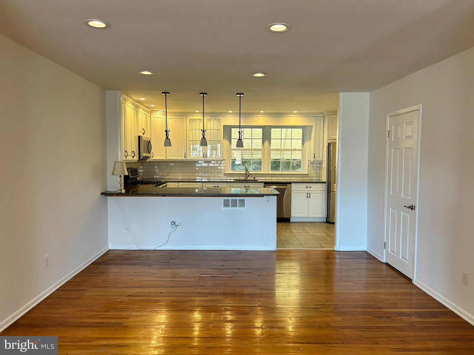 3 bed, 2.0 bath, 1398 sqft, $2,500 — Photo 3