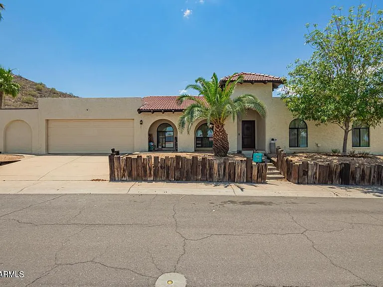239 E Aster Dr — Photo 1