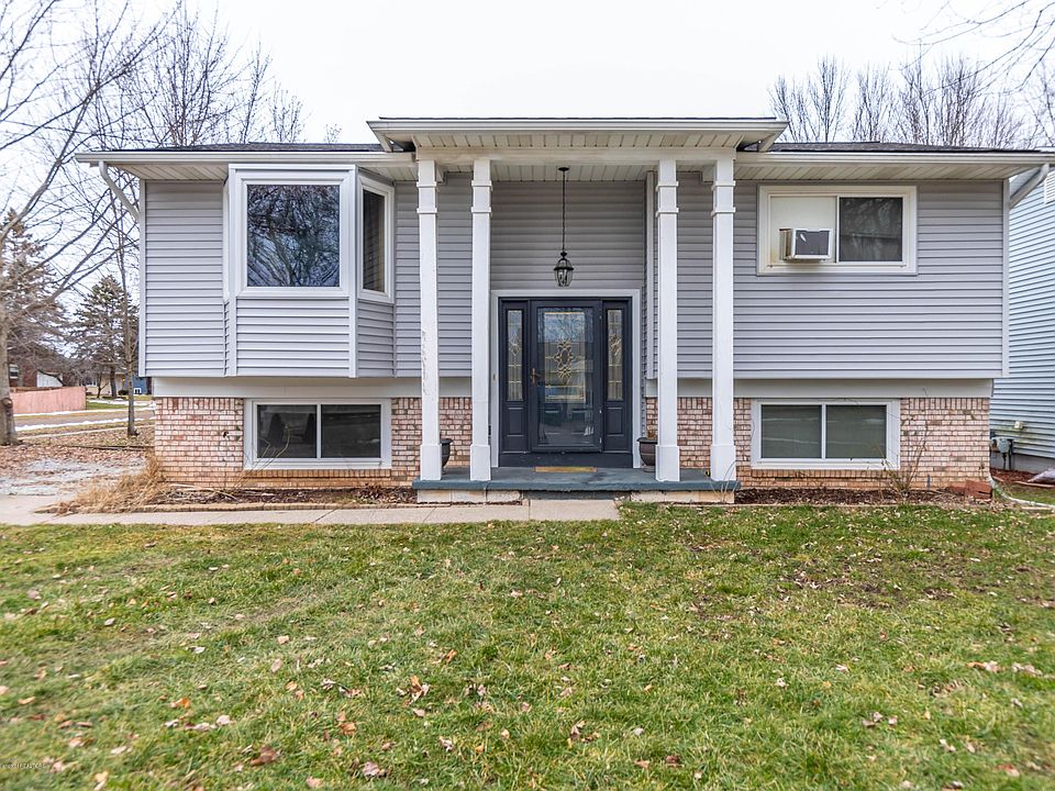 1st image of 215 Oakwood St