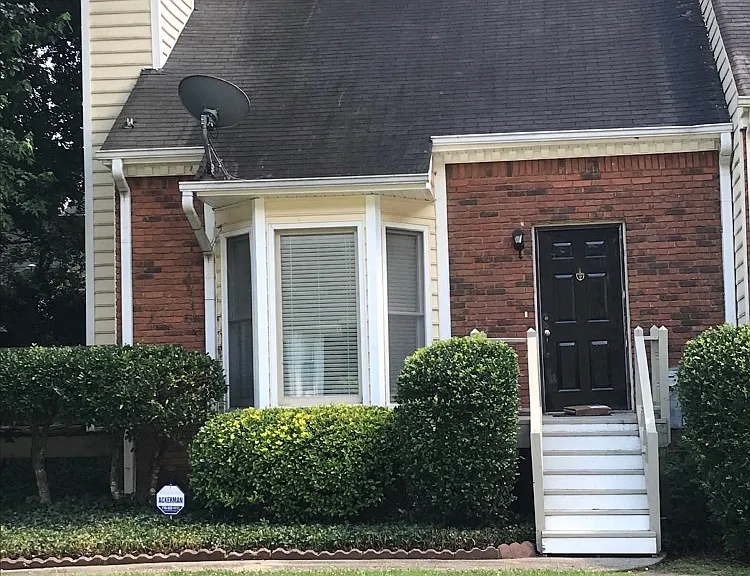 1126 Magnolia Way SE — Photo 1
