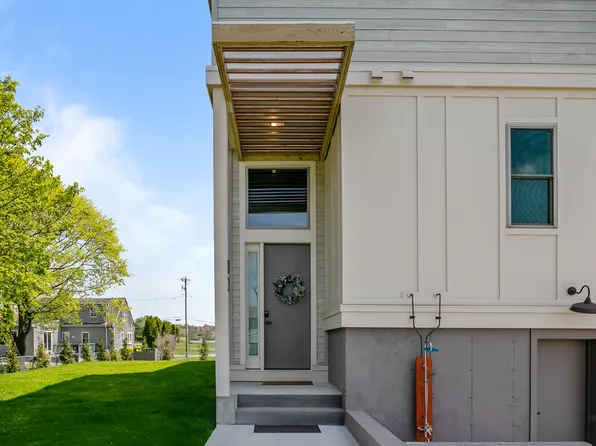 82 Ellery Rd, Newport, RI 02840