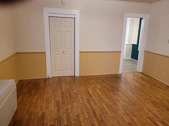 Center dining room/multipurpose area