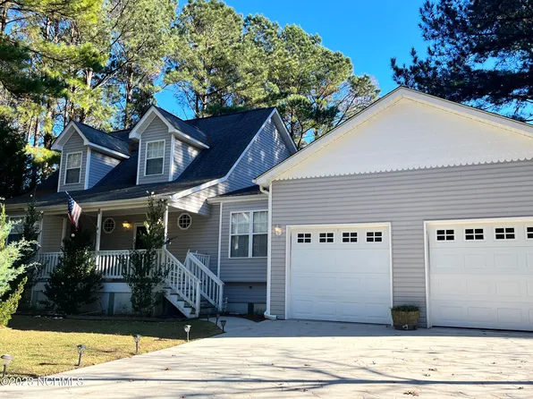 302 Lakeview Court, Sneads Ferry, NC 28460