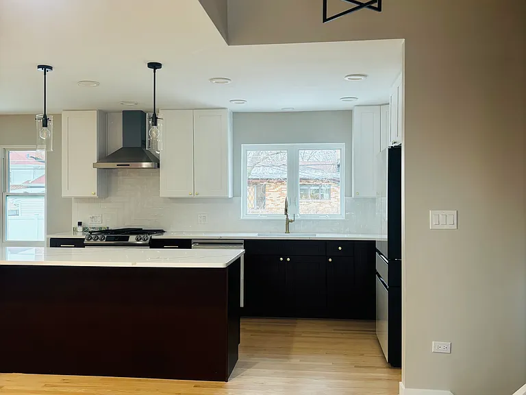 1601 N 9th Ave — Photo 2