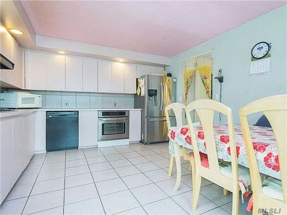 5th image of 61-11 211th St