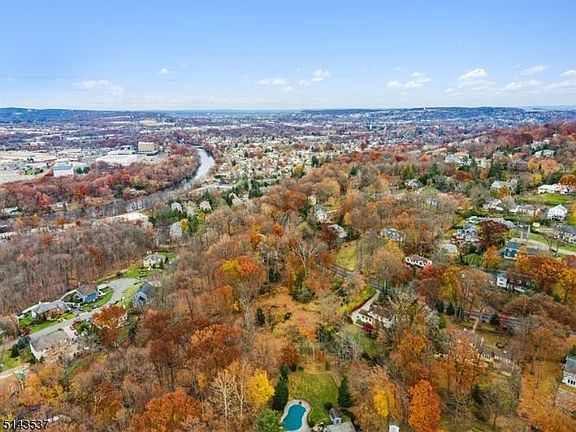 5th image of 165 Grandview Ave