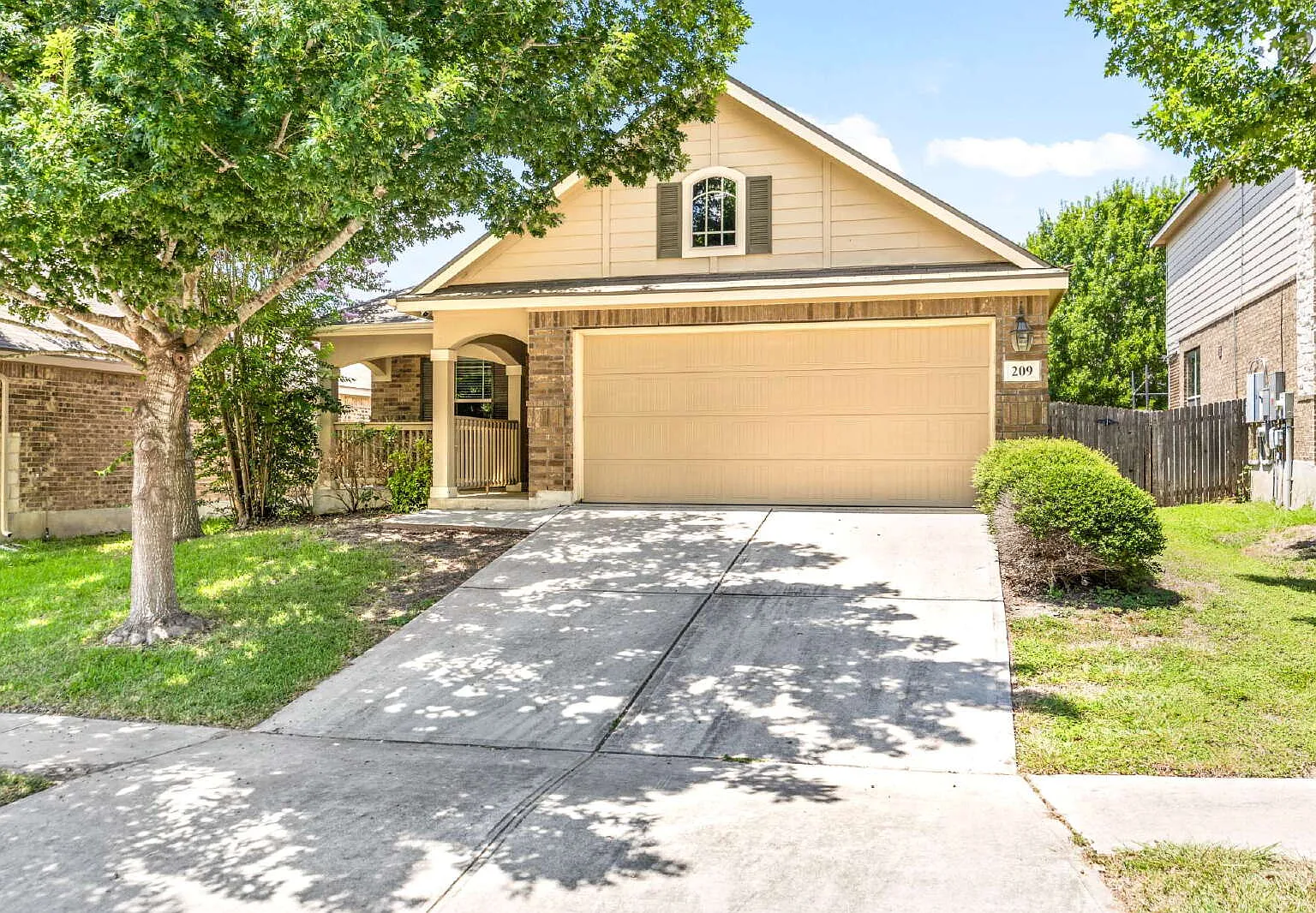 3 bed, 2.0 bath, 1565 sqft, $2,000 — Photo 1