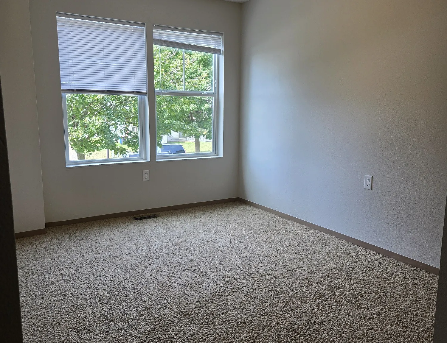262 Frenn Ave — Photo 2