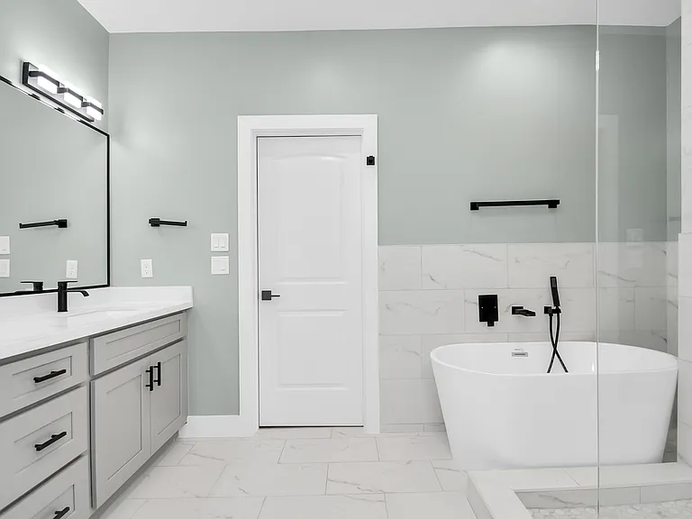 ensuite bathroom (3rd floor)