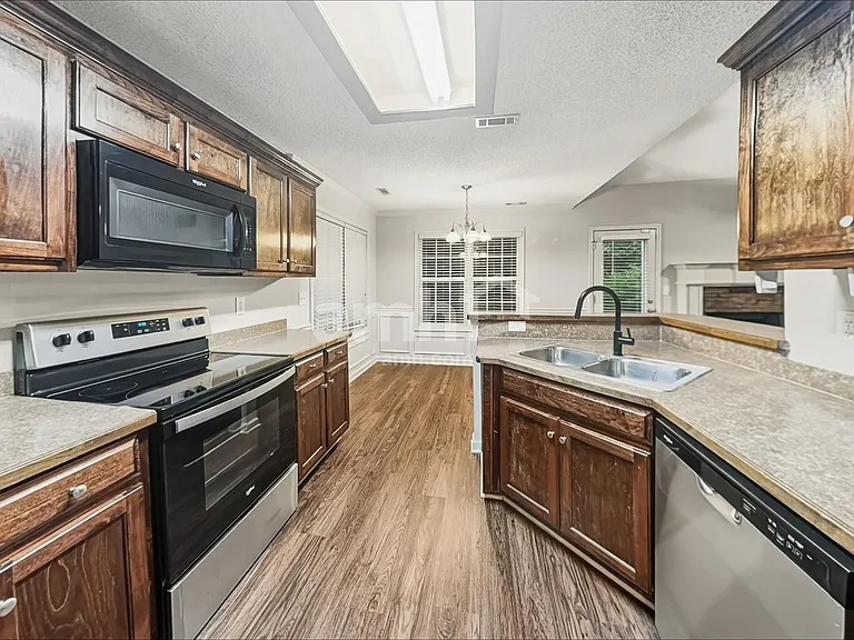 1759 Maxey Ln — Photo 3