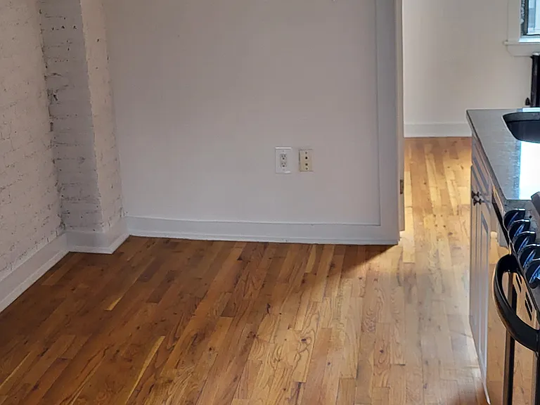 630 E 9th St #20 — Photo 3