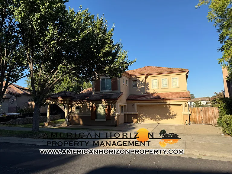 424 Crescent Dr — Photo 1