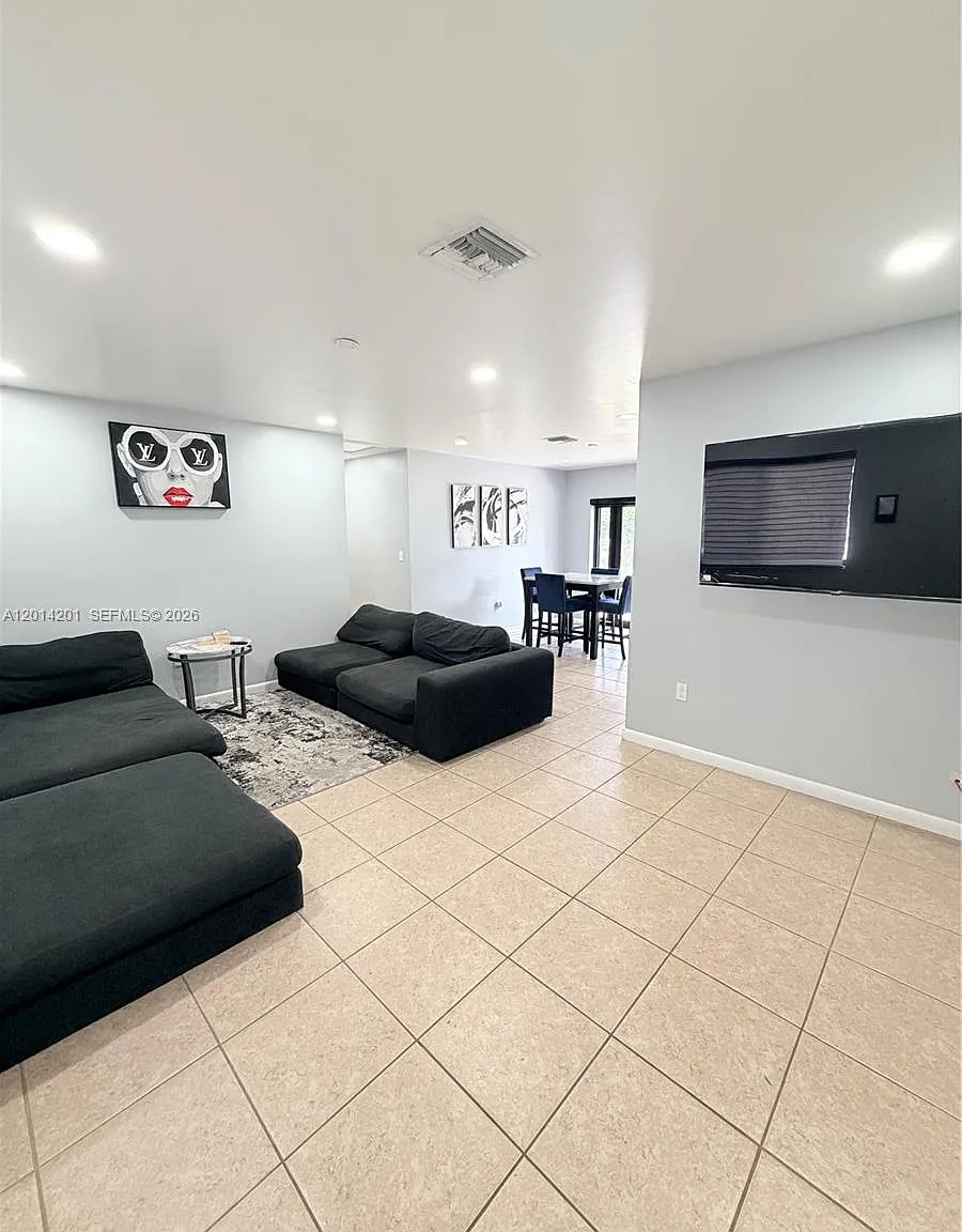 3 bed, 2.0 bath, 1197 sqft, $3,350 — Photo 3