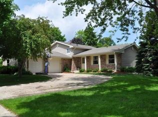 2708 Sussex Ln, Waukesha, WI 53188