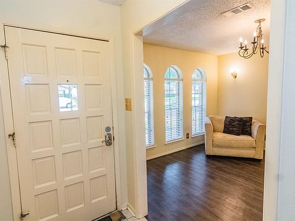 4th image of 204 Briar Cir