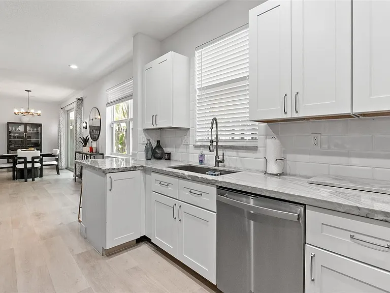 417 SW 8th St — Photo 17