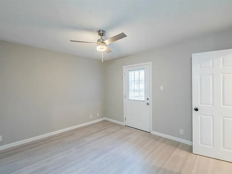915 Sirocco Dr #B — Photo 9