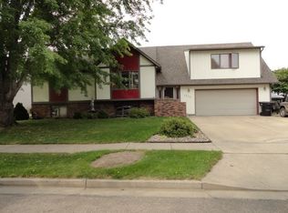 1730 S Reno Dr, Bismarck, ND 58504