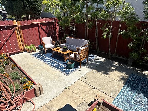 4th image of 373 Gladys Ave