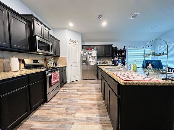 3rd image of 6905 Helm Ln