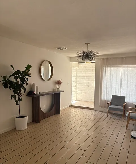 4718 W Shangri La Rd — Photo 2