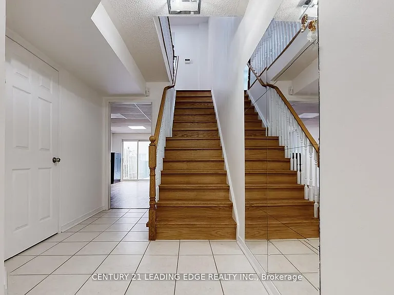 38 Rumi Cres — Photo 2
